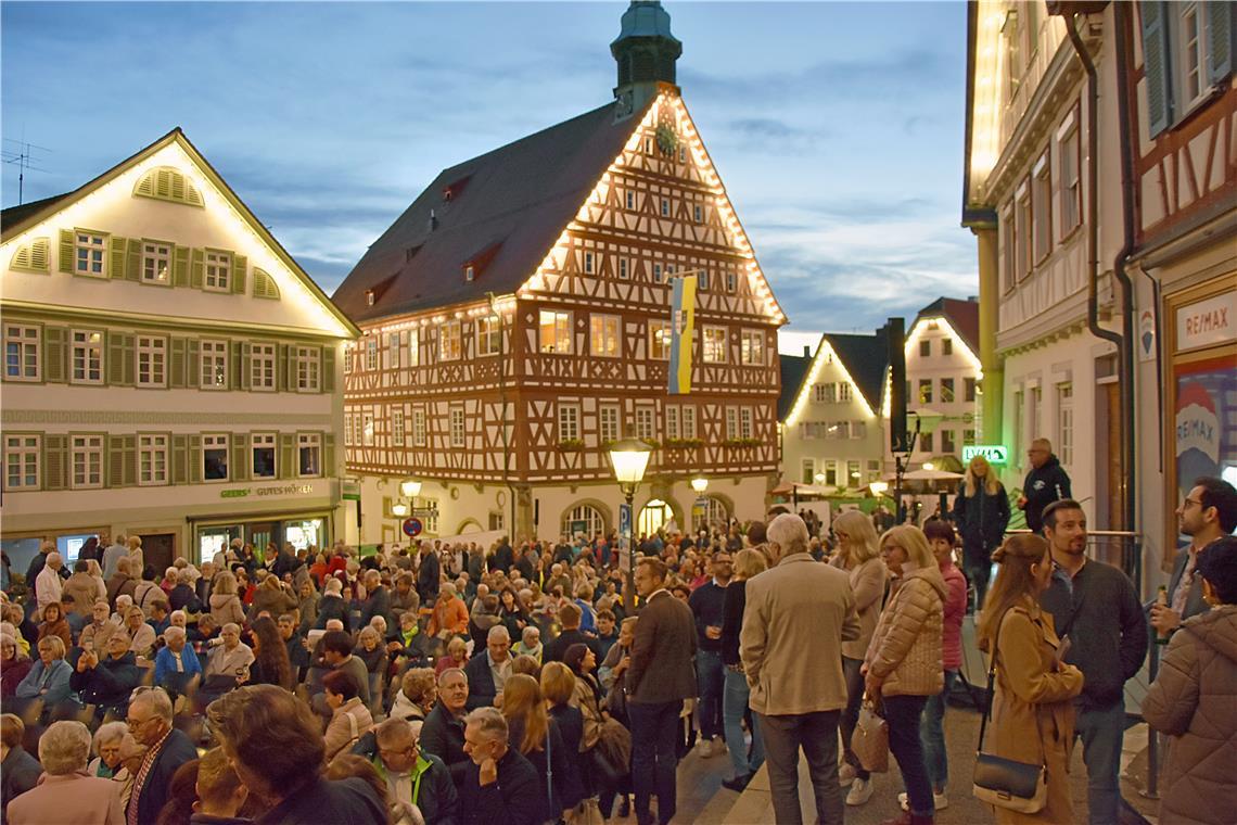 Abendstimmung beim Konzert auf dem Marktplatz und um das Rathaus in Backnangs Ze...