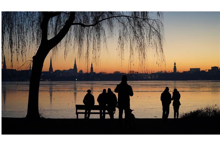 Abendstimmung in Hamburg: Passanten genießen den Sonnenuntergang an der Außenalster.