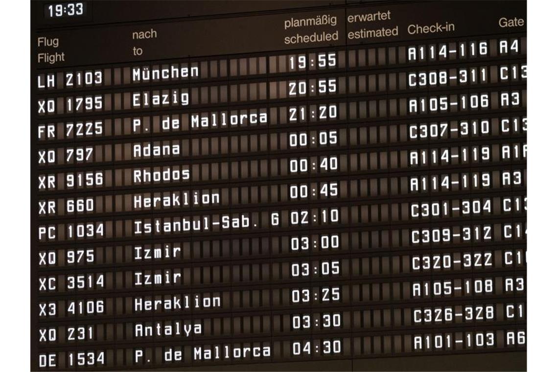 Regierung prüft Unterbindung von Urlaubsreisen ins Ausland Abfluginformationen am Flughafen Hannover. Die Bundesregierung prüft eine vorübergehende Unterbindung von Urlaubsreisen ins Ausland. Foto: Peter Steffen/dpa