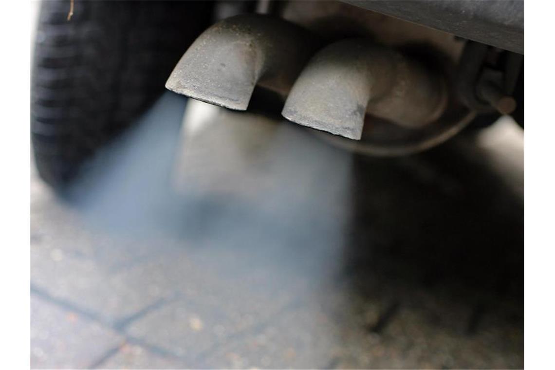 Erneut Feinstaubalarm in Stuttgart ausgerufen Abgase strömen aus dem Auspuff eines Fahrzeuges mit Dieselmotor. Foto: Jan Woitas/zb/dpa/Archivbild
