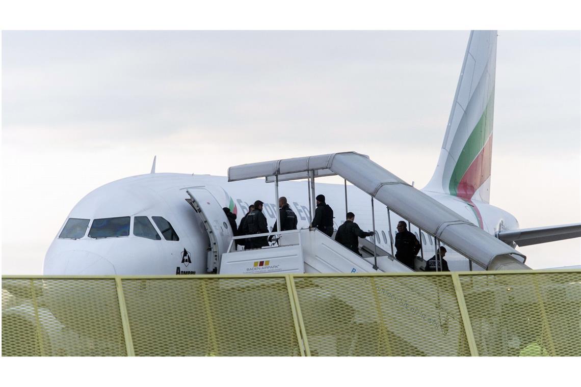 Abgelehnte Asylbewerber steigen in ein Flugzeug (Archivbild).