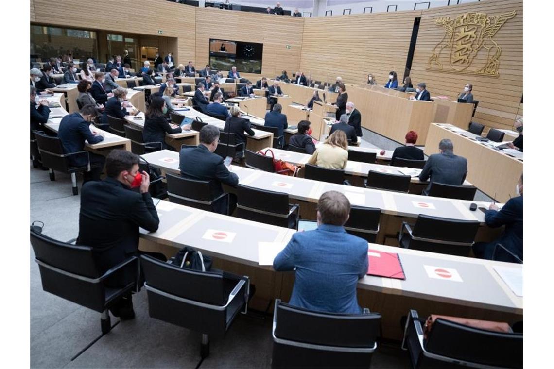 Abgeordnete des Landtags von Baden-Württemberg sitzen bei einer Plenardebatte im Landtag. Foto: Bernd Weißbrod/dpa