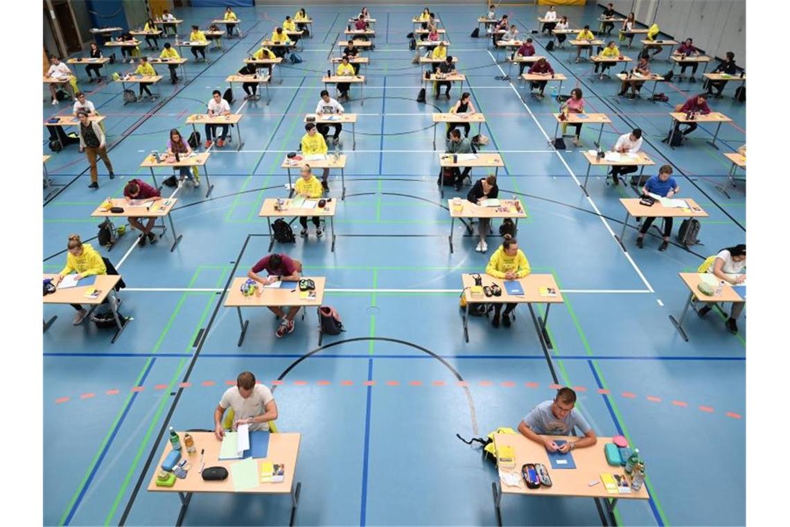 Schul-Abschlussprüfungen werden wegen Corona angepasst Abitur-Prüfungen mit Abstand. Foto: Felix Kästle/dpa/Archiv
