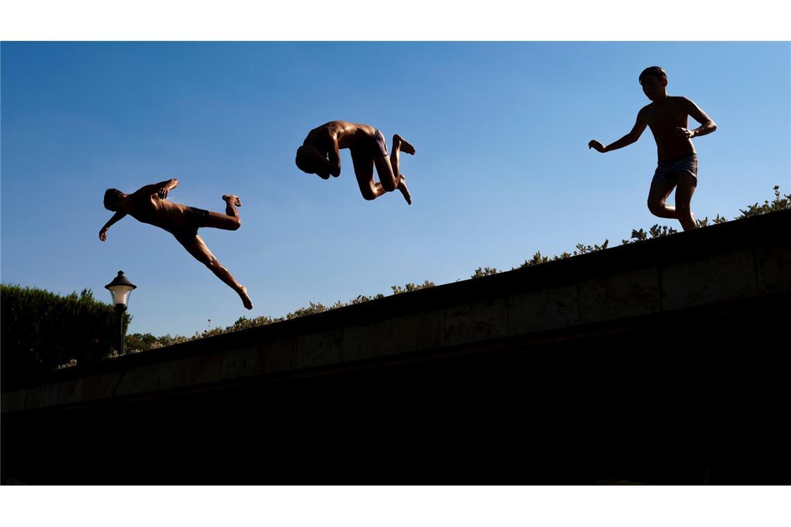 Abkühlung: Jugendliche springen bei 39 Grad Celsiusin einen See bei Bukarest