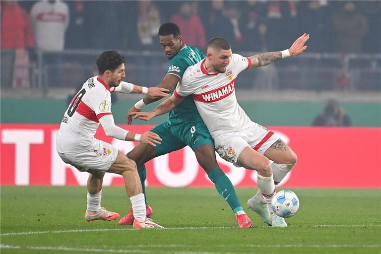 Abräumer Jeff Chabot (rechts, mit VfB-Außenverteidiger Leonidas Stergiou) gilt im Stuttgarter Abwehrzentrum am ehesten als gesetzt. 
          Foto: imagoIMAGO/Sven Simon
           IMAGO/Frank Hoermann / SVEN SIMON