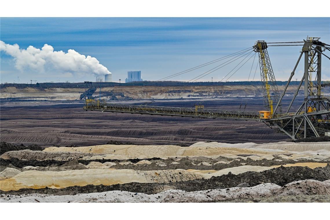 Abraumhalden und ein Absetzer sind im Braunkohletagebau Welzow-Süd der Lausitz Energie Bergbau AG (LEAG) zu sehen. Der Methan-Ausstoß ist in Deutschland deutlich höher als angenommen.