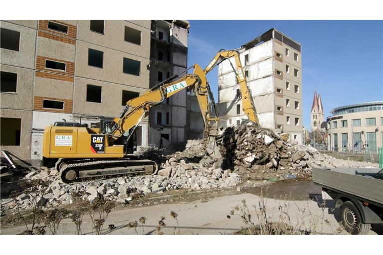 Abriss eines Wohnblocks. Über die Hälfte der Abfälle in Deutschland sind Bauabfälle