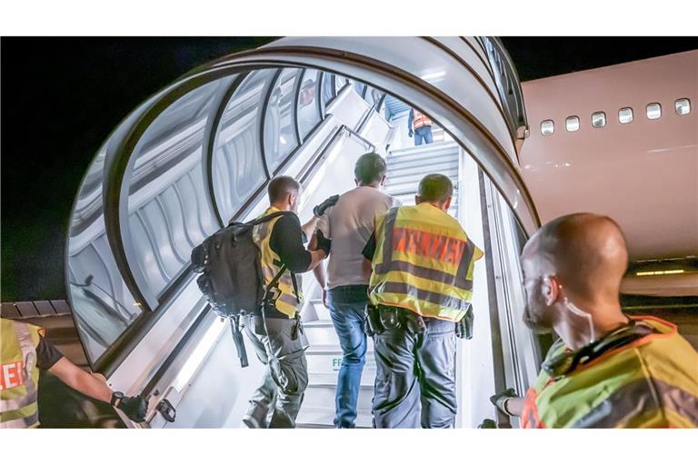 Abschiebeflüge erfordern meist einen großen Polizeieinsatz.