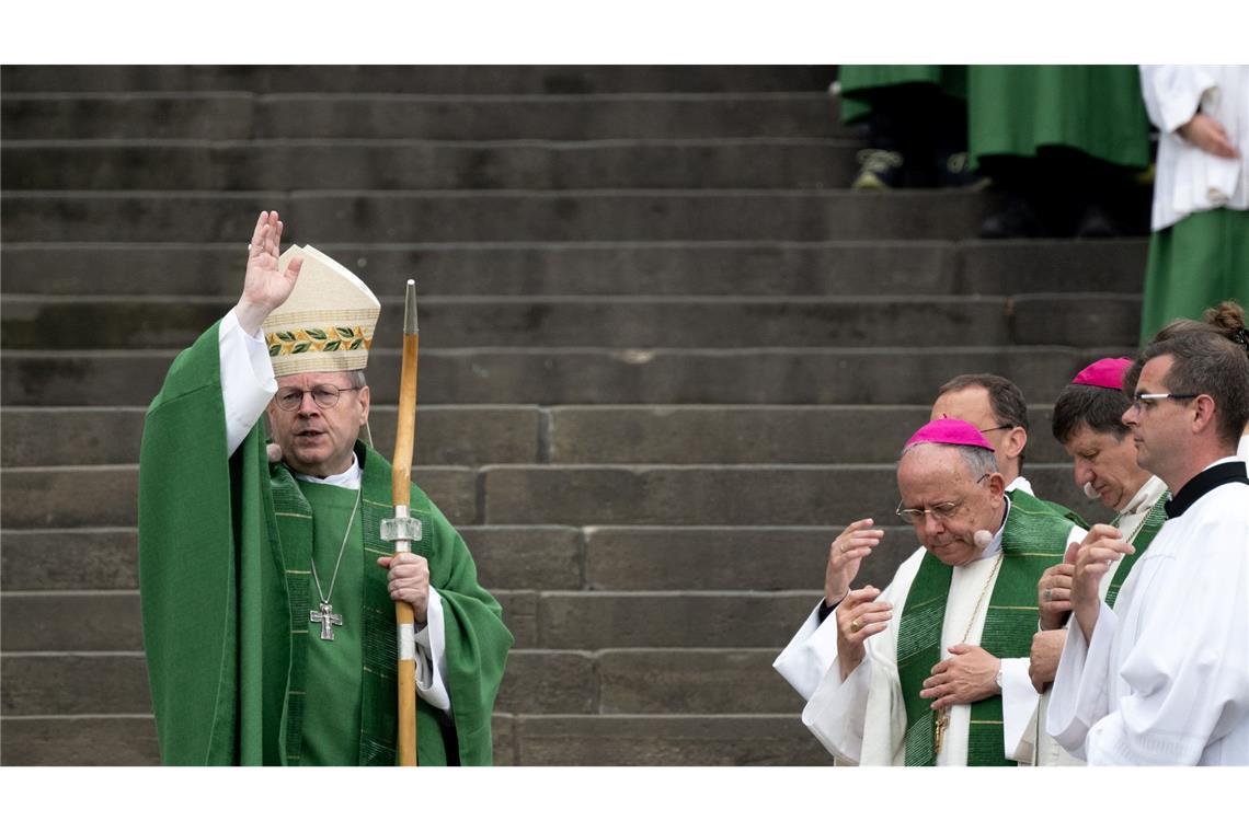 Abschließende Worte: Bischof Georg Bätzing spricht auf dem Schlussgottesdienst des 103. Deutschen Katholikentags in Erfurt den Segen.