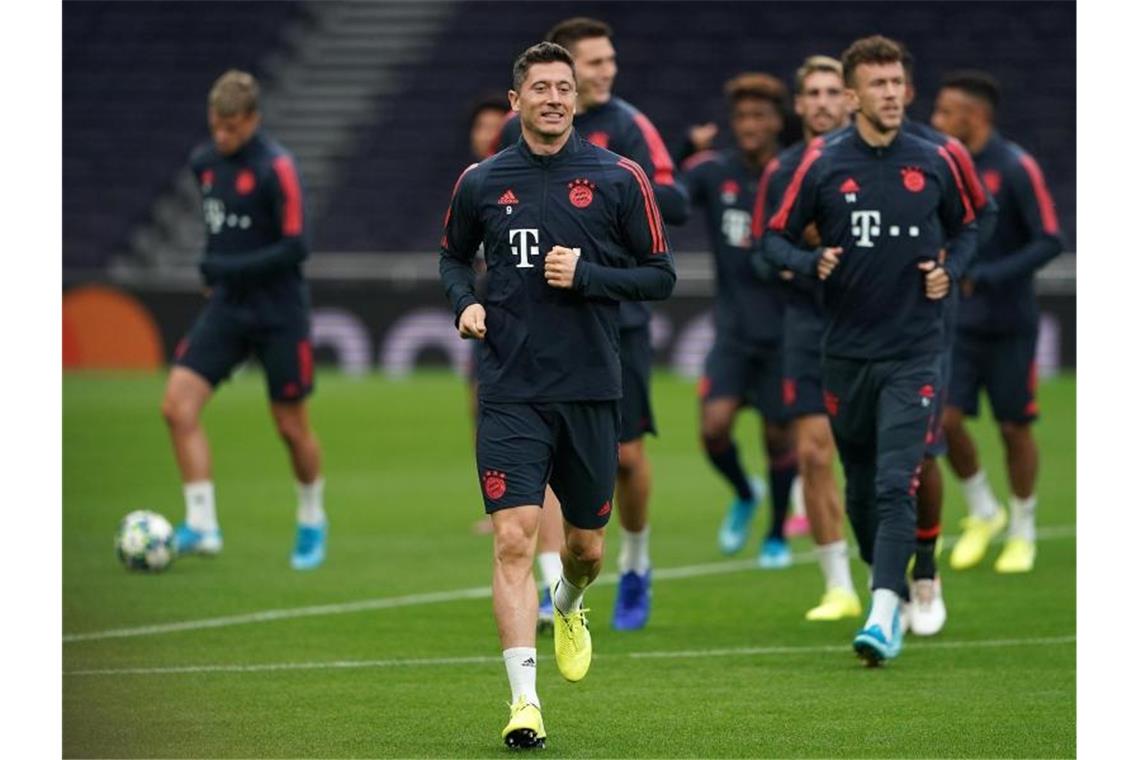 Bayern-Bosse kitzeln Kimmich - Kovac: Genießen und punkten Abschlusstraining der Bayern im Stadion von Tottenham Hotspur. Foto: Tess Derry/PA Wire