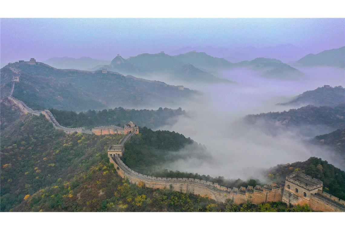 Abschnitt in Jinshanling: Hinsichtlich Volumen und Masse gilt die Große Mauer der Ming-Zeit als das größte Bauwerk der Welt.