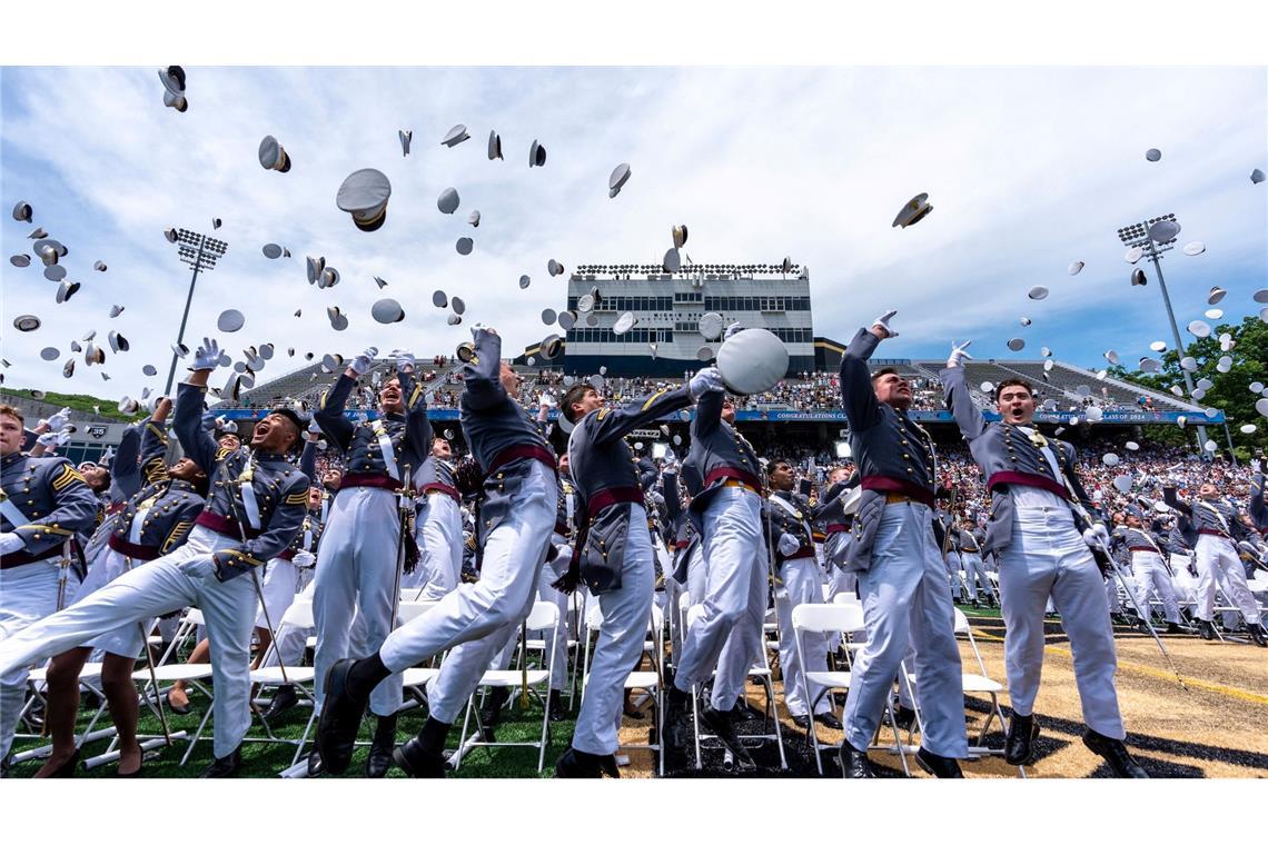 Absolventen der US-Militärakademie West Point werfen ihre Mützen in die Luft, nachdem die Abschlussfeier des Jahrgangs 2024 beendet ist.