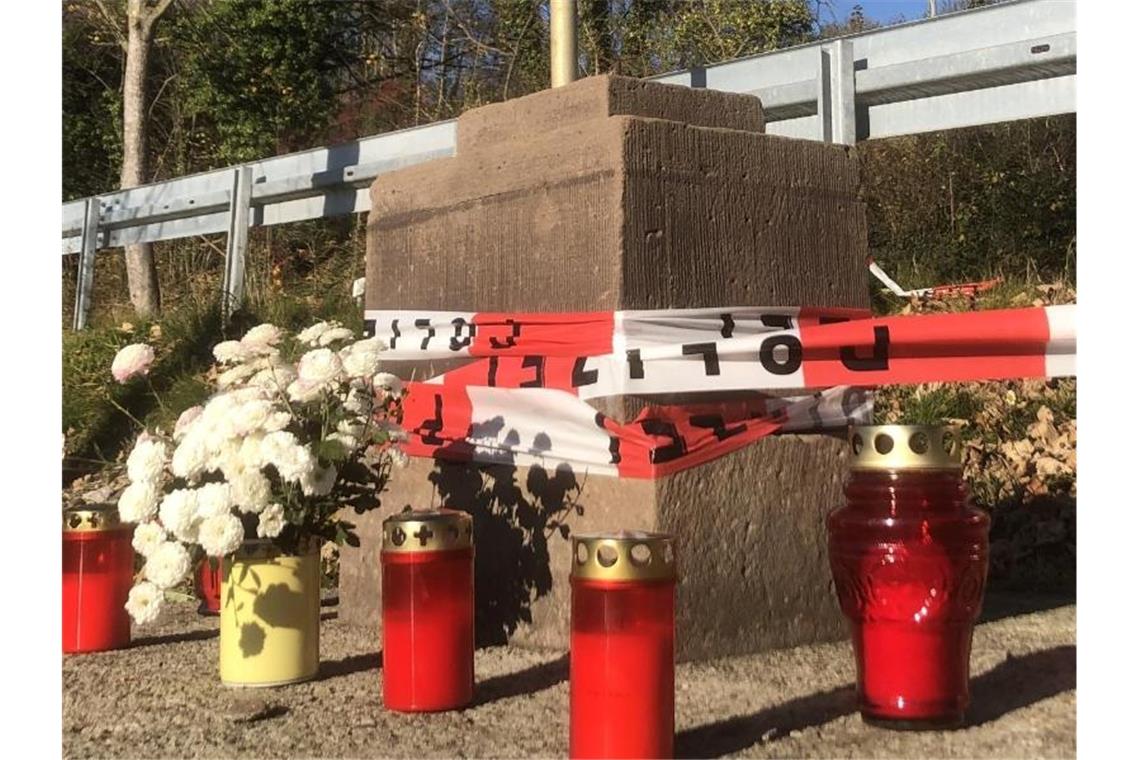 Siebenjähriger getötet: Steinkreuz war falsch befestigt Absperrband der Polizei, Kerzen und Blumen am Unglücksort. Foto: Andreas Dunker/dpa