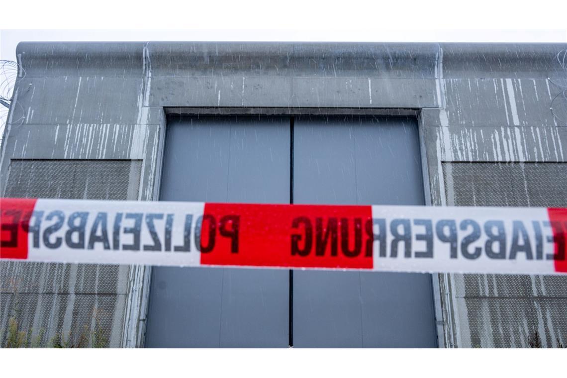 Absperrband vor dem Tor des Bezirkskrankenhauses Straubing. Aus dieser geschlossenen Einrichtung gelang den Straftätern die Flucht.