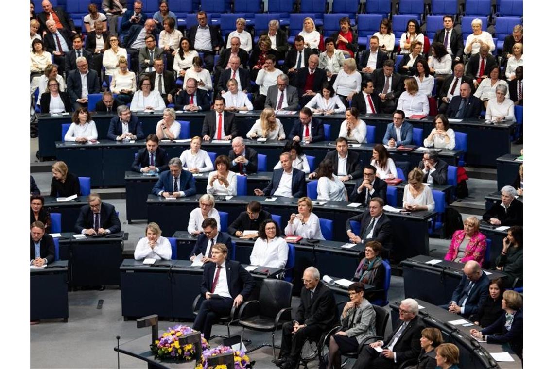 Parlamentarierinnen wollen höheren Frauenanteil im Bundestag Abwechselnd eine weibliche Abgeordnete und ein männlicher Abgeordneter: Bei der Feierstunde zum 100. Jahrestag des Frauenwahlrechtes bei der Wahl zur Verfassunggebenden Deutschen Nationalversammlung 1919 nahm die SPD-Fraktion im Januar eine ungewohnte Sitzordnung ein. Foto: Bernd von Jutrczenka
