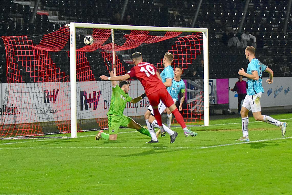 Acht Minuten vor Schluss jagt Mert Tasdelen den Ball unter die Latte – 2:0 gegen Regionalligist Göppingen. Oberligist Großaspach steht im Viertelfinale des WFV-Pokals. Foto: Tobias Sellmaier