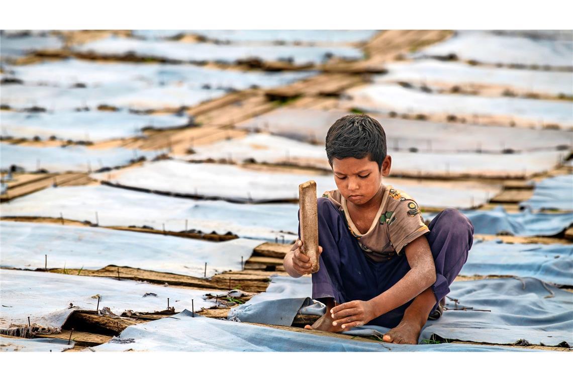 Achtjähriger in einer Gerberei in Dhaka, Bangladesch: Das EU-Lieferkettengesetz sollte Firmen ursprünglich unter anderem dazu verpflichten, Kinderarbeit in ihrer gesamten Produktkette auszuschließen.