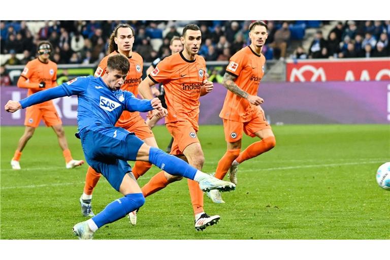 Adam Hlozek trifft zum umjubelten 2:2-Ausgleichstreffer für Hoffenheim.