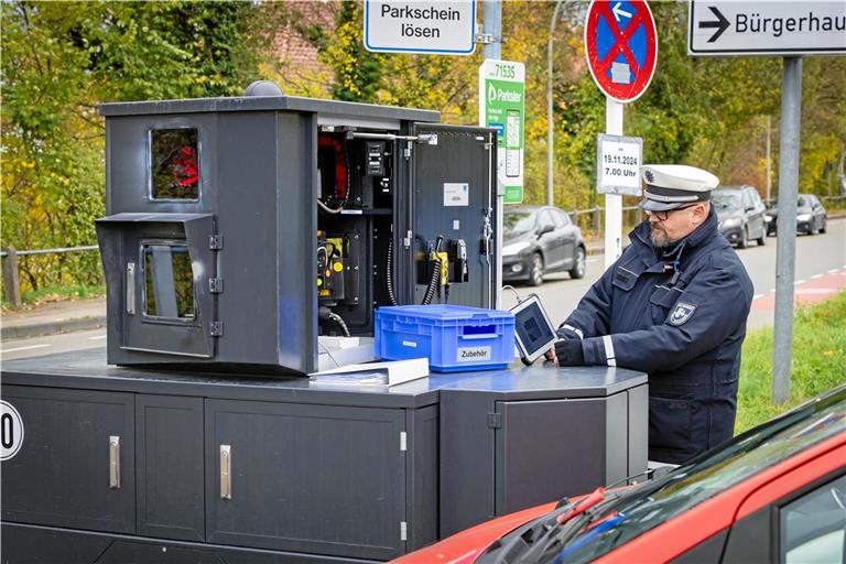 Adam Michalski vom städtischen Vollzugsdienst richtet die Semistation in der Oberen Bahnhofstraße ein. Seit Mai ist das Gerät dauerhaft in Backnang im Einsatz. An manchen Tagen blitzt das Gerät bis zu 300 Temposünder. Fotos: Alexander Becher