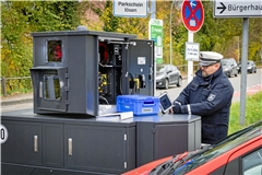 Adam Michalski vom städtischen Vollzugsdienst richtet die Semistation in der Oberen Bahnhofstraße ein. Seit Mai ist das Gerät dauerhaft in Backnang im Einsatz. An manchen Tagen blitzt das Gerät bis zu 300 Temposünder. Fotos: Alexander Becher