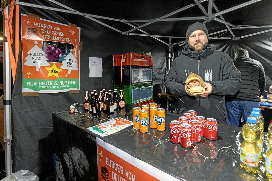 Adrian Peller und sein Pulled-Pork-Burger.