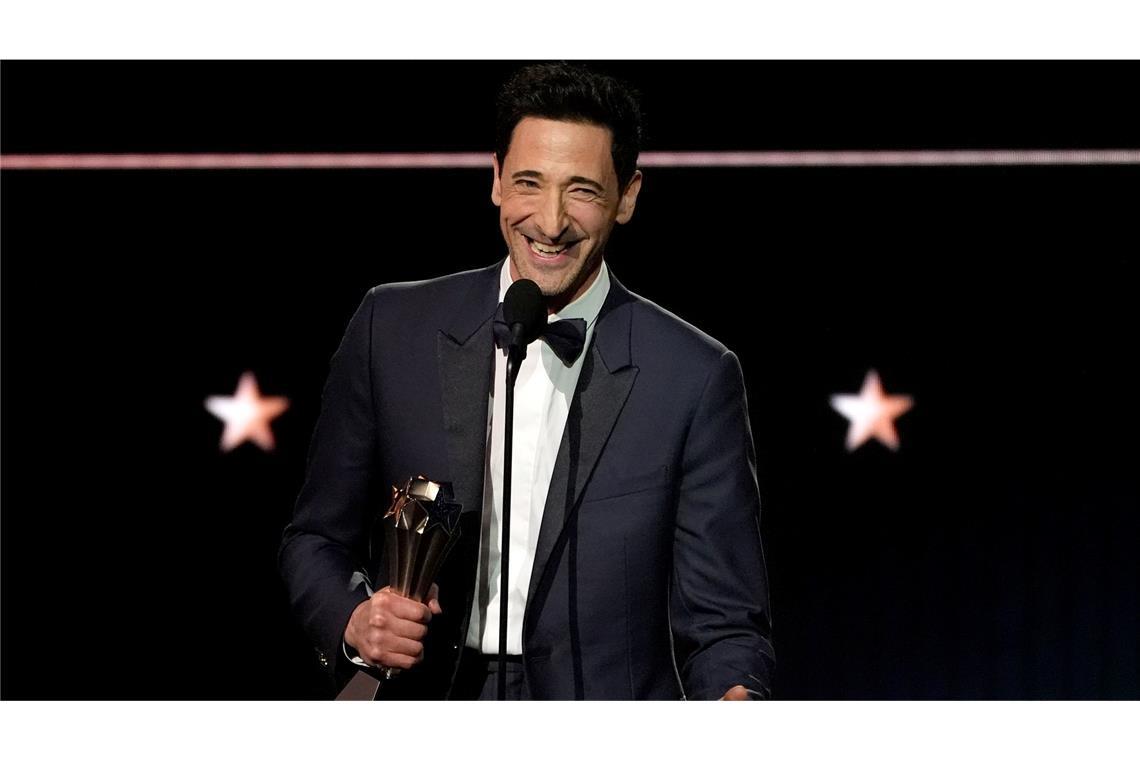 Adrien Brody ("The Brutalist") nimmt den Preis für den besten Schauspieler nach Hause.