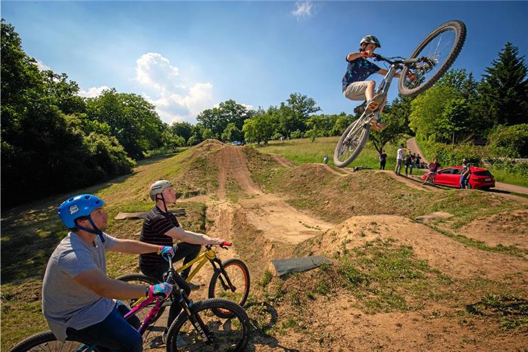 Ähnlich wie in Maubach könnte der Dirtpark später aussehen, der in Cottenweiler entstehen soll. Im Gegensatz zu einem Pumptrack ist er eher für ältere Kinder und Jugendliche geeignet und ermöglicht hohe Sprünge mit dem Mountainbike oder BMX-Rad. Archivfoto: Alexander Becher 