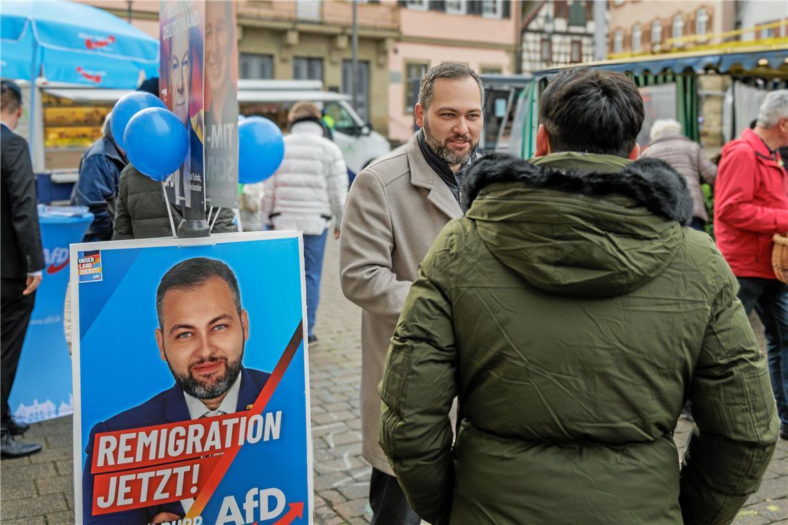 AfD-Kandidat Ruben Rupp findet auf dem Murrhardter Wochenmarkt offene Ohren. Der 34-Jährige kämpft für „Remigration“ und gegen die Energiewende. Der Einzug in den Bundestag ist ihm bereits sicher. Foto: Stefan Bossow