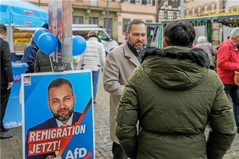 AfD-Kandidat Ruben Rupp findet auf dem Murrhardter Wochenmarkt offene Ohren. Der 34-Jährige kämpft für „Remigration“ und gegen die Energiewende. Der Einzug in den Bundestag ist ihm bereits sicher. Foto: Stefan Bossow