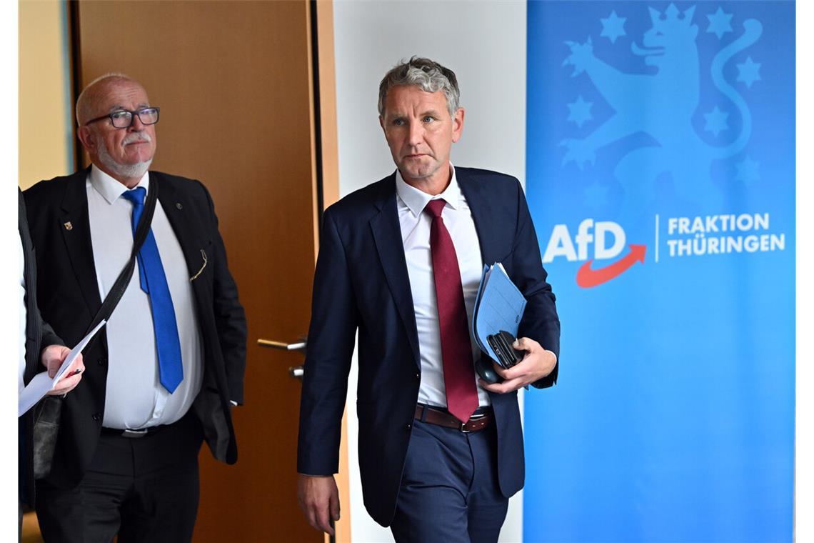 AfD-Landeschef Björn Höcke (r.) und der AfD-Abgeordnete Jürgen Treutler, der als Alterspräsident die erste Sitzung des Landtags leitete. AfD-Landeschef Björn Höcke (r.) und der AfD-Abgeordnete Jürgen Treutler, der als Alterspräsident die erste Sitzung des Landtags leitete.