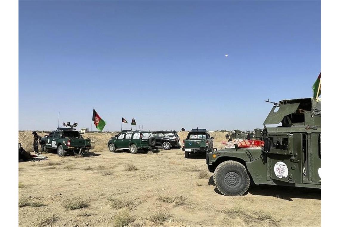 Taliban rücken immer näher an afghanische Hauptstadt Kabul Afghanische Militärfahrzeuge stehen während der Kämpfe zwischen den Taliban und afghanischen Sicherheitskräften in Kandahar südwestlich von Kabul. Foto: Sidiqullah Khan/AP/dpa