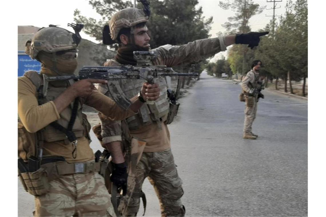 Viele zivile Opfer bei Kämpfen in Afghanistan Afghanische Sicherheitskräfte auf Patrouille. Foto: Abdul Khaliq/AP/dpa