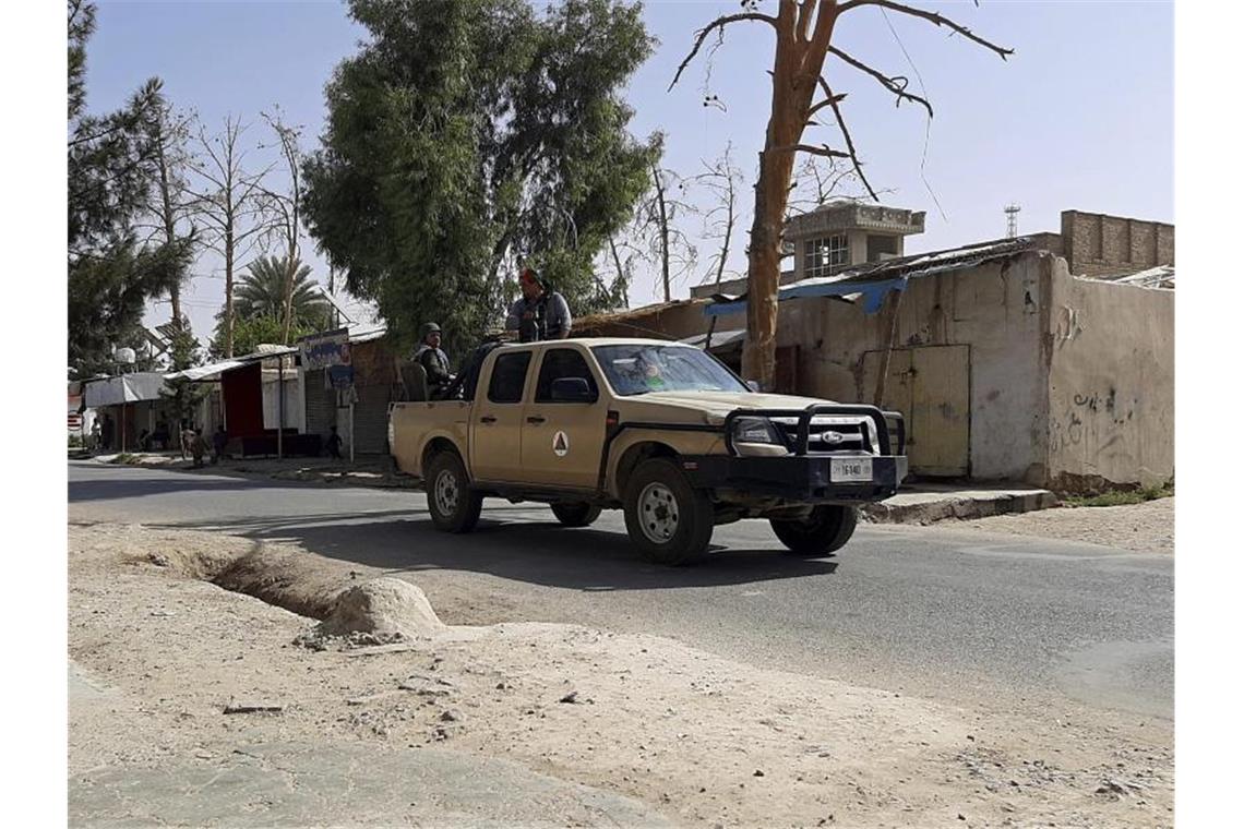 Viele zivile Opfer bei Kämpfen in Afghanistan Afghanische Sicherheitskräfte patrouillieren in einem Fahrzeug während der Kämpfe zwischen Taliban und afghanischen Sicherheitskräften in Laschkargah in der Provinz Helmand. Foto: Abdul Khaliq/AP/dpa