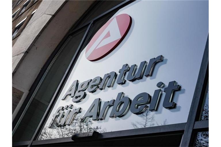 "Agentur für Arbeit" hängt über dem Eingang der Bundesagentur. Foto: Jens Kalaene/dpa-Zentralbild/dpa/Symbolbild