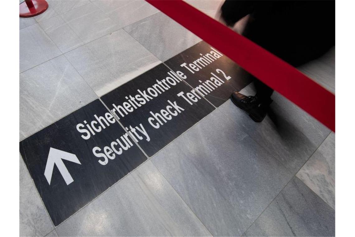 Flugverspätungen: Ein großes Ärgernis mit vielen Ursachen Airlines, die ihre Check-In-Zeit sehr knapp bemessen, tragen mit zum Gedränge bei den Sicherheitskontrollen bei. Foto: Marijan Murat