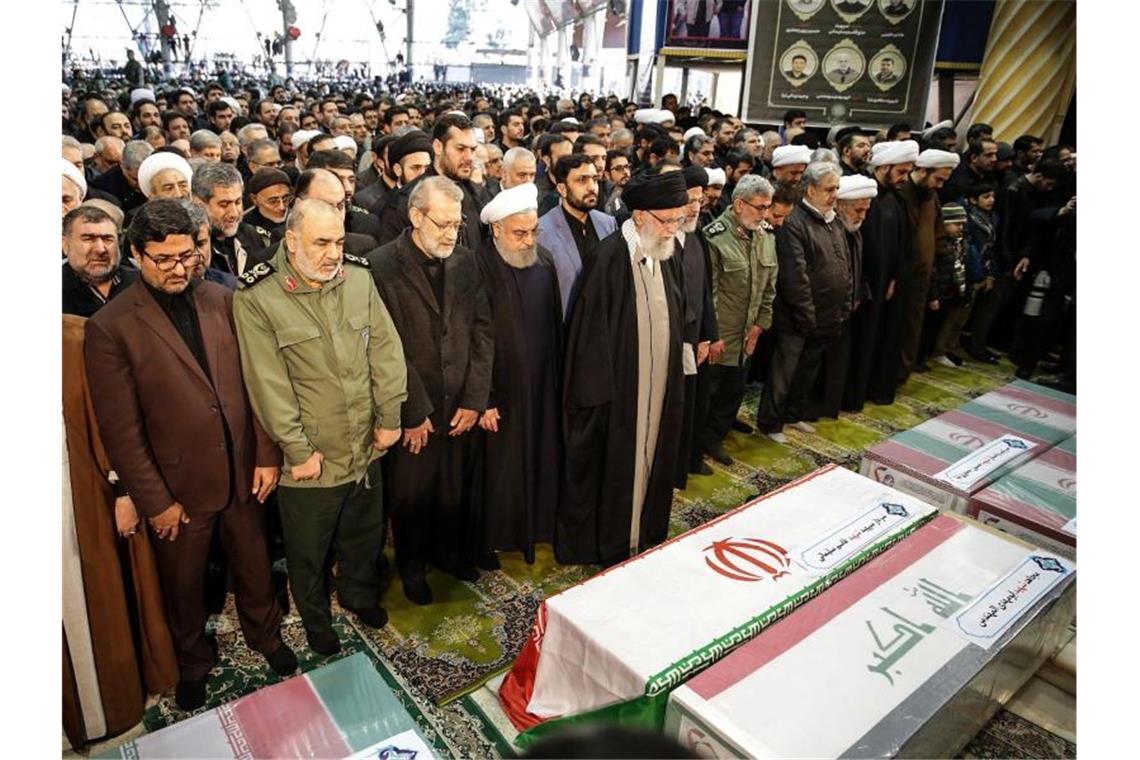 Millionen bei Trauerfeiern für getöteten General in Teheran Ajatollah Ali Khamenei (M) leitet in der Universität Teheran ein öffentliches Leichengebet. Foto: -/Office of the Iranian Supreme Leader/dpa