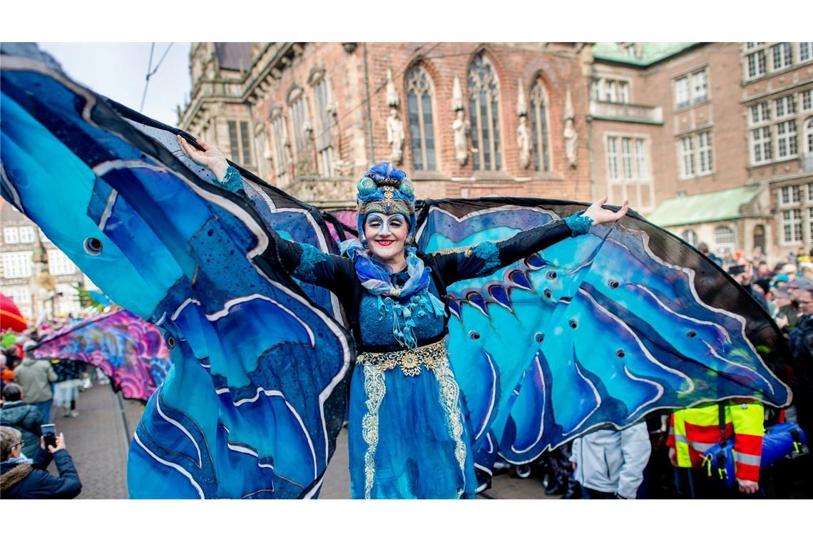 Akteure in bunten Kostümen ziehen in einem Straßenumzug zum 40. Bremer Samba-Karneval durch die Innenstadt.