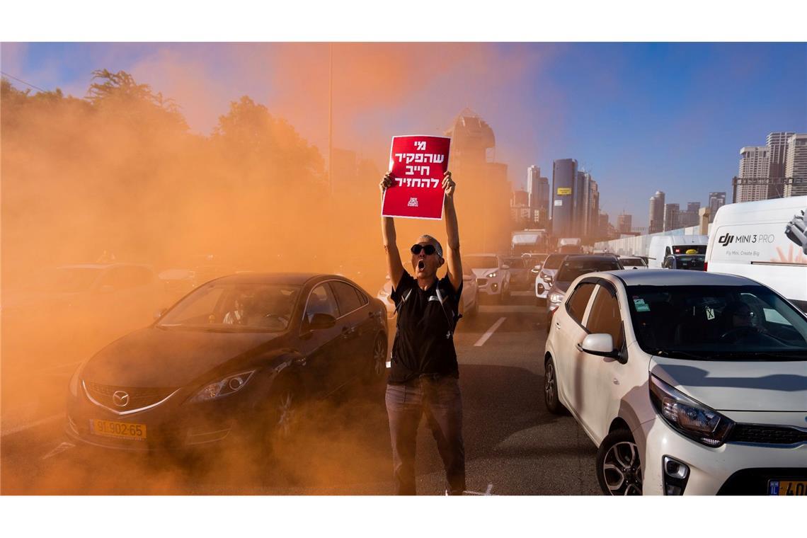 Aktivisten blockieren in Tel Aviv eine Autobahn. Sie fordern die Freilassung der Geiseln aus der Gefangenschaft der Hamas im Gazastreifen.