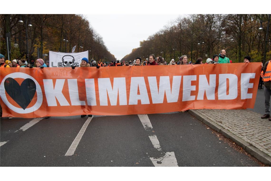 Aktivisten der Klimaschutzgruppe "Letzte Generation" und anderer Gruppierungen blockieren im November 2023 die Straße des 17. Juni.