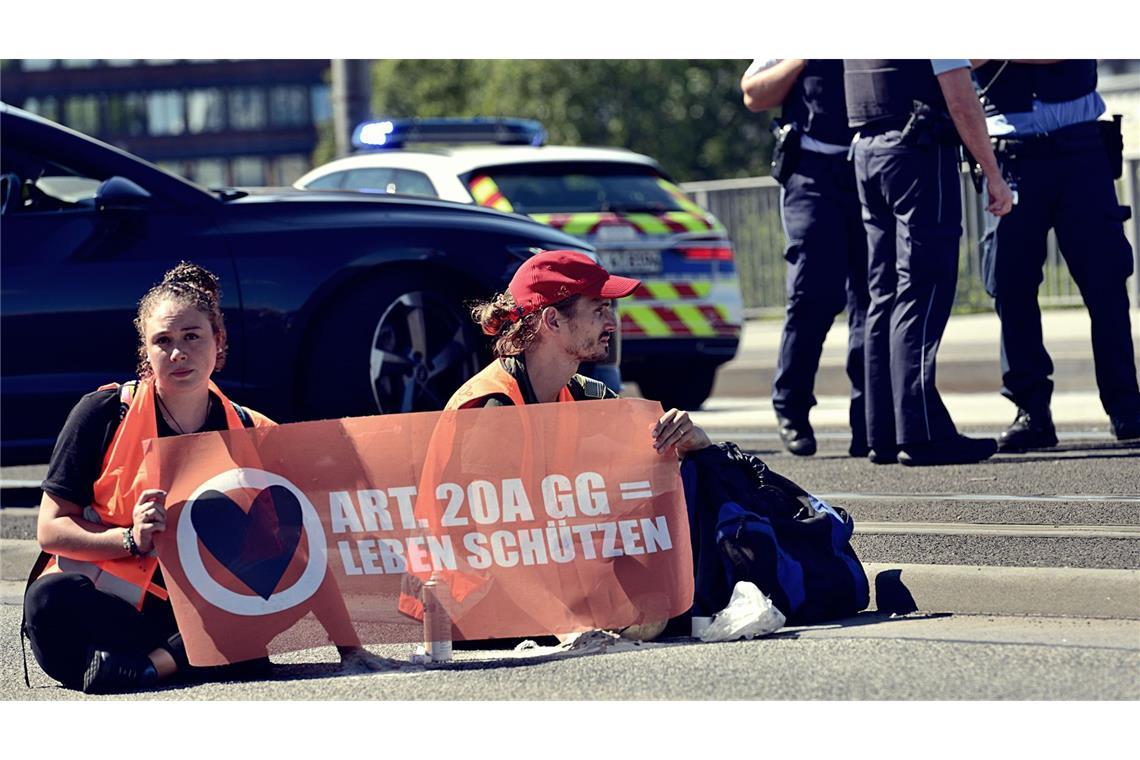 Aktivisten der Letzten Generation sitzen am 2. September 2023 auf der Konrad-Adenauer-Brücke in Mannheim. In der Folge soll es zu unschönen Szenen gekommen sein.