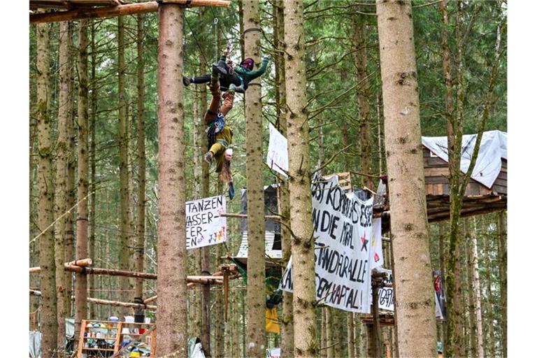 Aktivisten im Altdorfer Wald. Foto: Felix Kästle/dpa/Archivbild