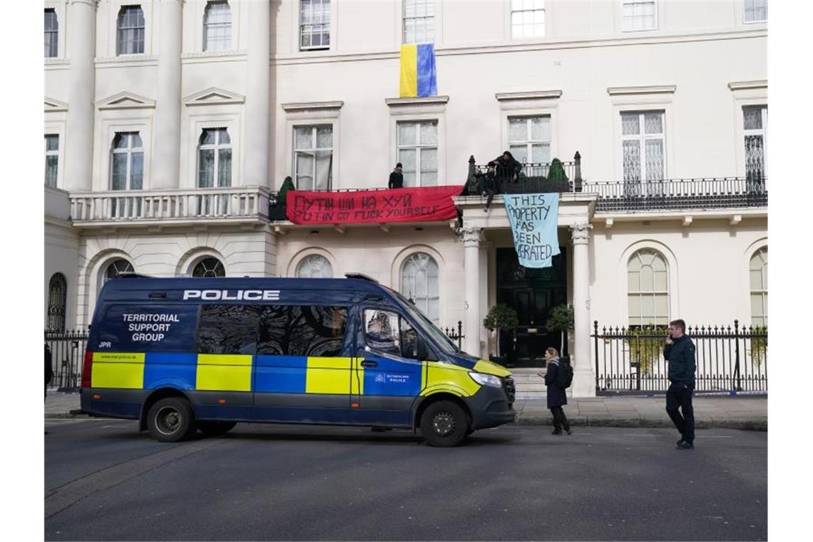 Bürgermeister: Oligarchen-Immobilien für Flüchtlinge öffnen Aktivisten in London besetzen die Villa des russischen Oligarchen Deripaska. Foto: Jonathan Brady/PA Wire/dpa