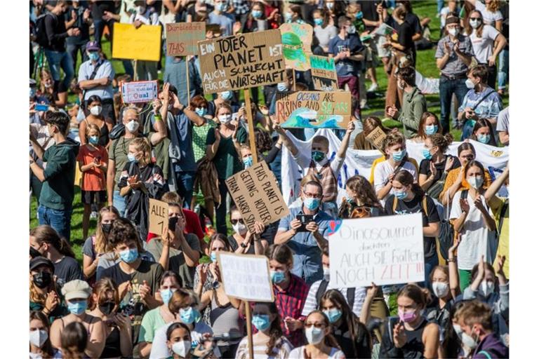 Aktivisten nehmen an einer Demonstration von „Fridays for Future“ teil. Foto: Christoph Schmidt/dpa