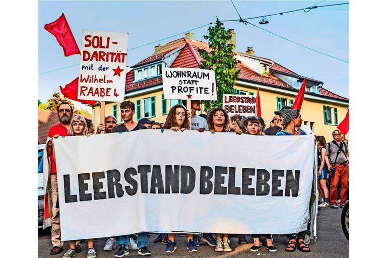 Aktivisten protestieren gegen Leerstand bei einer Demo in Stuttgart. Die Zweckentfremdung von Wohnraum durch kurzzeitige Vermietungen oder Leerstand ist verboten.