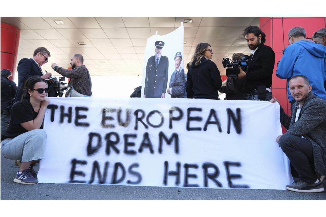 Aktivisten protestieren in Albanien gegen Italiens neue Abschiebezentren. Die EU-Staaten sehen die Lager eher positiv.