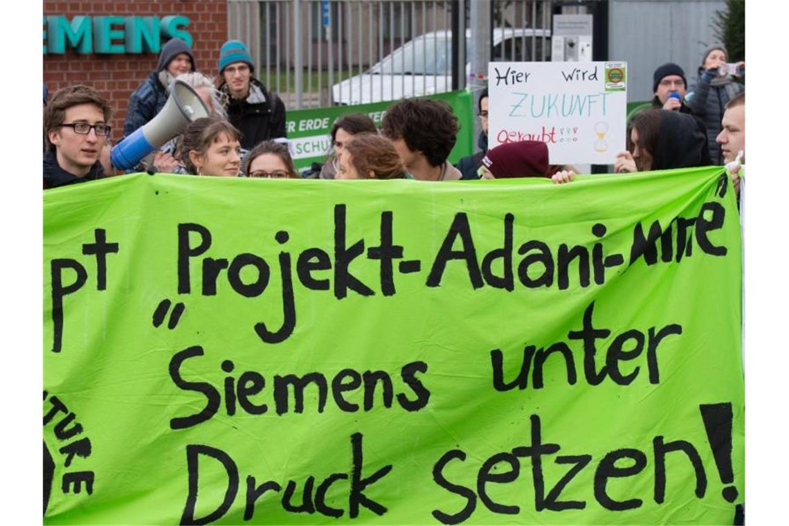 Aktivistin Neubauer will Siemens-Posten nicht Aktivisten von Fridays for Future demonstrieren vor dem Siemens-Standort bei Hannover gegen die umstrittene Lieferung von Siemens-Technik für ein Kohlebergwerk in Australien. Foto: Julian Stratenschulte/dpa