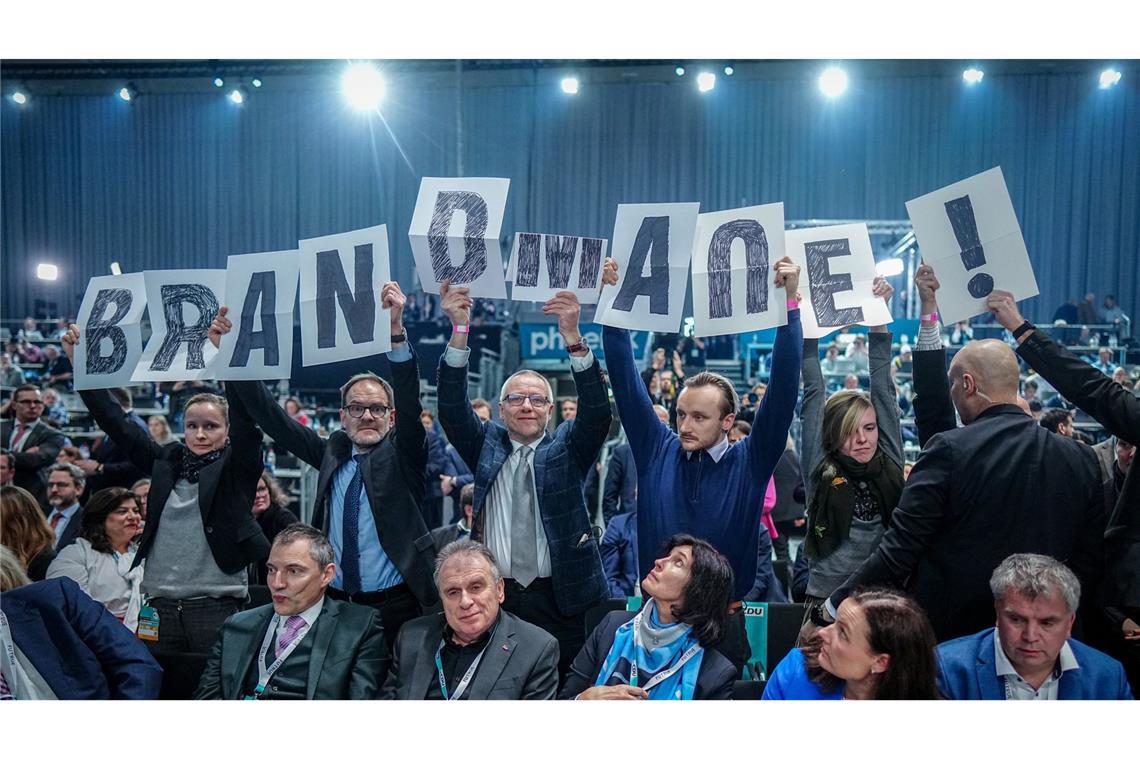 Aktivisten von Greenpeace protestierten beim Parteitag.