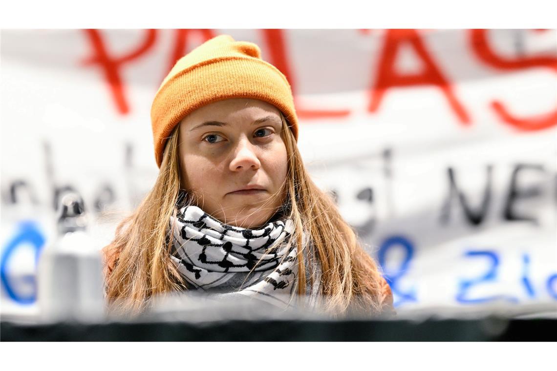 Aktivistin Greta Thunberg bei einer propalästinensischen Demonstration auf dem Marktplatz von Mannheim.