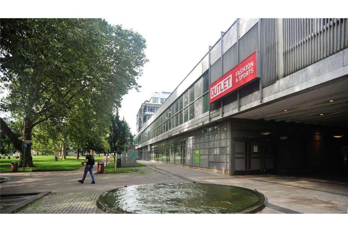 Aktuell  sieht  das Gebäude 1c zum Stuttgarter Schlossgarten hin bisher so aus  – künftig soll es hier nach Plänen von Oliv Architekten aus München zum Park hin Gastronomie geben. Teile des alten Gebäudes werden mit Hilfe von Concular weitervermittelt  ––  von Schaufenstern bis zu  Rolltreppen.