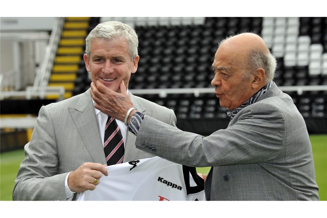 Al Fayed (r.) gehörte jahrelang der Londoner Fußballclub Fulham. (Archivbild)